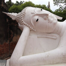 涅槃仏 (ワット ヤイ チャイ モンコン)