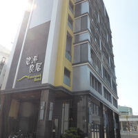 駅から見える位置にあります