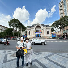 交差点より建物を背景に記念撮影