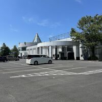 敷地内広いですが、各施設に駐車場があり車で移動できます