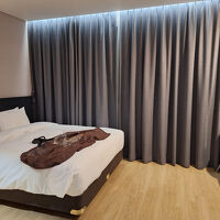 機能的で清潔な部屋。