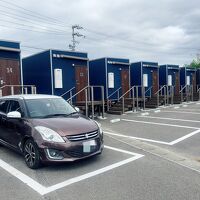部屋の目の前に車を停められる!