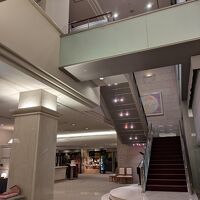 広々したロビー階段