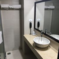 綺麗な広めの洗面台が有るバスルーム