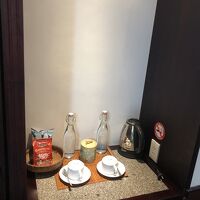 コーヒーとお茶にボトルの水が用意されていました