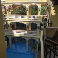 客室棟に囲まれたプール