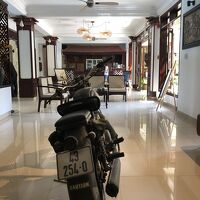 お洒落なギャラリーみたいなロビー