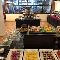 奥の調理場と朝食会場、フルーツも盛り沢山