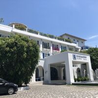 こちらの正面玄関上の3階のバルコニーの有る部屋に宿泊