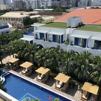 此方は大人向けのリゾート仕様の地上階のプール