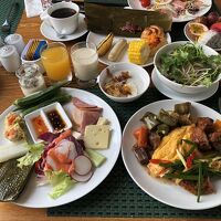 朝食①、フォーにオムレツにダナンの郷土料理の蒸した海老料理に