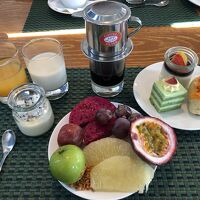 朝食②、フルーツ各種にプチケーキ達、甘いベトナムコーヒーで締