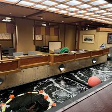 店内中央には生簀があります。