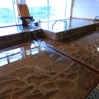 温泉の析出物が床にこびりついています。