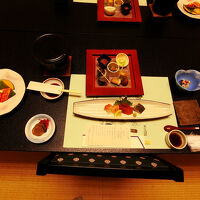 夕食は個室風の部屋で懐石風