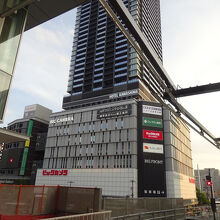 広島駅前にそびえるビルの中にあります