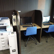 エレベータ前にあるオフィススペース　コインランドリーもある