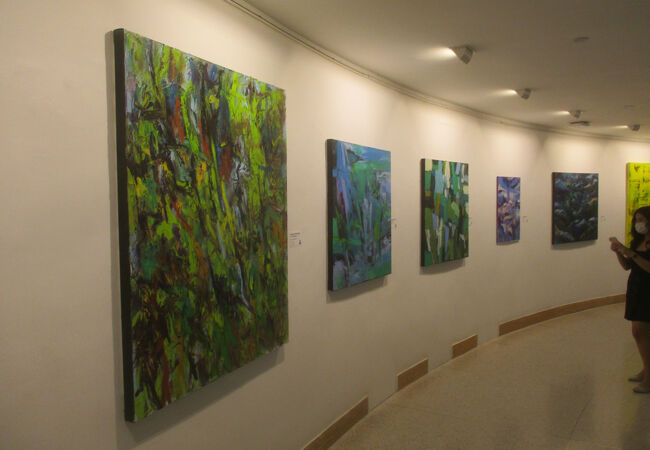 弧を描くような建物