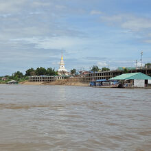 遠くの白い仏塔。新たに再建されました