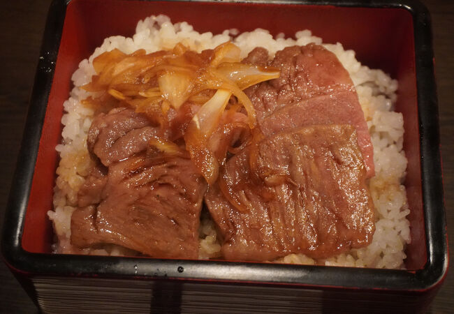 晩飯にいただいたのはステーキ重