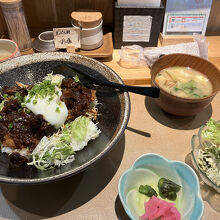 牛すじ土手カツ丼