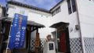 蔵作りの建物も誇らしげです