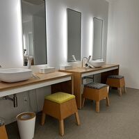 洗面台にはminäのスツールが置かれ洗練された雰囲気です