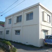 公道側から見たきくやの外観です。客室は、２階になっています。