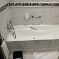 バスルームの右側にバスタブ