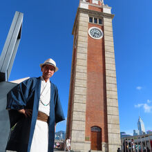 時計台をバックに