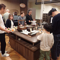 朝食バイキング会場。奥にある焼きたてパンが美味しい