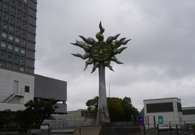 岡本太郎作品「太陽」のシンボル塔