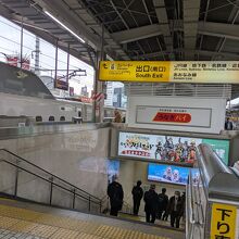 新幹線ホームの出口