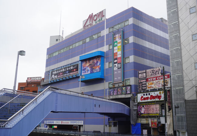 幸川沿いに建つ映画館のビル