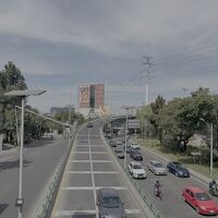 幹線道路沿いにポツンとあります。