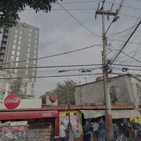 ホテルの裏。一番近い商店です。