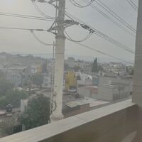 部屋の窓から。外は郊外の住宅地です。