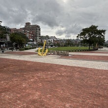 河のほとりの公園。