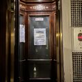 歴史あるエレベーターが素敵です。