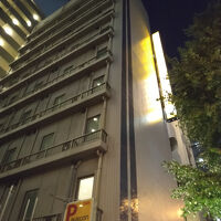 上野駅に近い大通り沿いにあります。