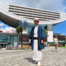 ピークタワーをバックに