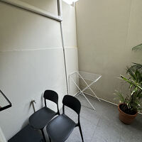 謎の中、バルコニーがあるが、凄い閉塞感と蚊...タバコ用か？