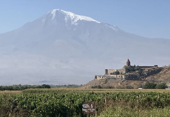 聖グレゴリウスの地下牢がある