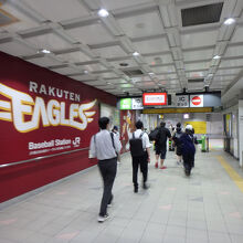 駅の通路の壁には球団のロゴ