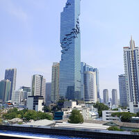 プールからマハナコーンビルが見える