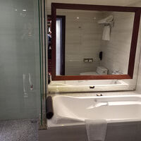 バスルームには大き目のバスタブ付き