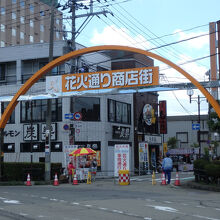 大曲駅の正面から商店街が延びている