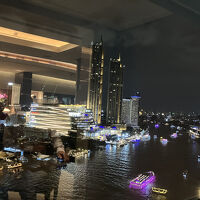 川沿いの夜景が素晴らしい。