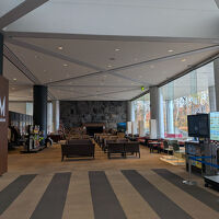 ロビーです。右側にドクターフィッシュの水槽があります