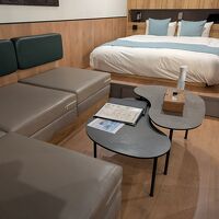 入り口から二段ベッド、キッチン、ソファ、ベッド